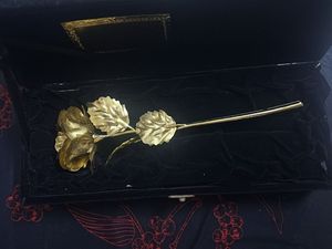 Giftable: Golden Rose Showpiece