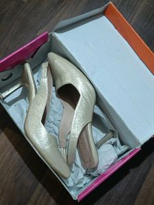 GNIST Golden Pointed Toe Heels with Strap