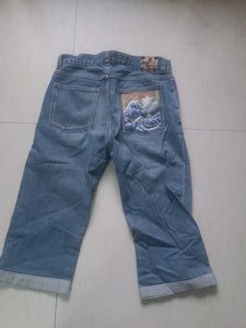 Capri Jeans - Denim Style. Painted pocket