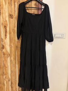 Chic Black Tiered Midi Dress
