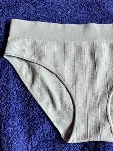 Comfortable Seamless Women's Briefs