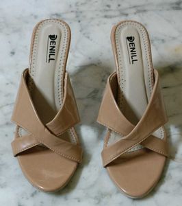 Stylish Beige kitten Heels 👠 totally new 10/10