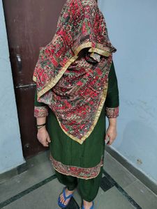 Elegant Emerald Green Kurta Set with Embroidered D