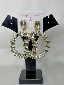 Stylish coriyen earrings. white with golden toch