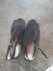 SUEDE BLACK HEELS 👠