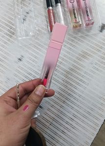 I Am Selling Lip Gloss , Color Queen 4ml