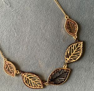 5 Leaves Neckpiece from USA 🇺🇸