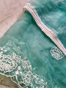 Elegant Dupatta with Floral Lace♂️