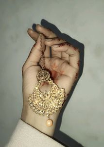 Elegant Gold Maang Tikka