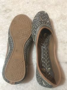 Embroidered Ethnic Juttis