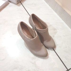 Stylish Boots In Beige Colour