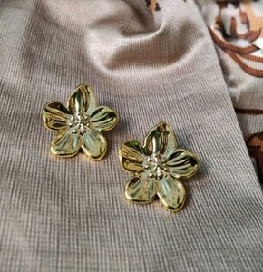 Chic Golden Flower Stud Earrings