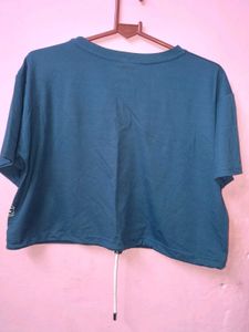 🎀200rs SALE🎀Benetton Cropped Graphic Tee