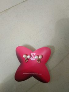 Elegant Pearl &amp; Gold Tone Earrings