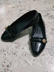Chic Black Pointed Toe Flats