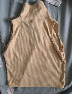 Nudes Sleeveless Collared Crop Top