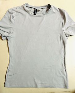 H&amp;M Fitted Gray T-Shirt