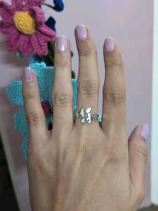 Delicate Leaf Design Ring