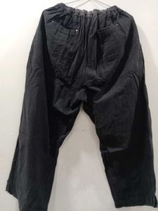 Stylish Black Wide-Leg Capri