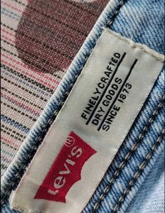 Light Wash Relaxed Fit Jeans