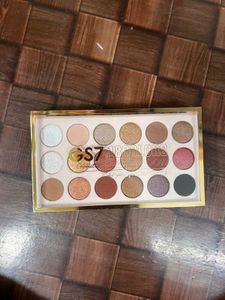 GS7 18 Colors Eyeshadow Palette
