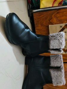 Stylish Black Boots with Fur Trim