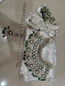 Stunning Emerald and Crystal Jewellery Set