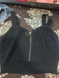 Chic Black Zipper Crop Top