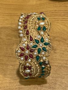Elegant Gold-Toned Bangle - 1 piece