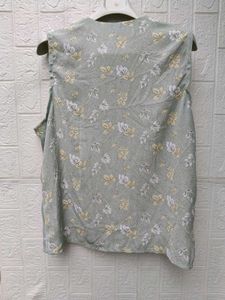 New with tag Floral Sleeveless Button-Up Top