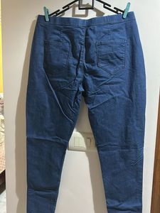 Skinny jeans with side stripes