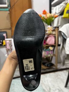 Chic Black Heeled Ankle Boots