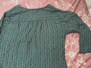 💚💚new green Chevron Pattern Top