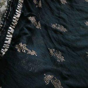 Beautiful dupatta, classy, and full of shimmer!😻