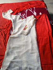 Elegant White Kurta Set with Floral Embroidery