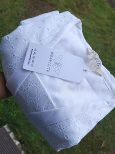 NEW WITH TAG !! White Top Weavllite Brand