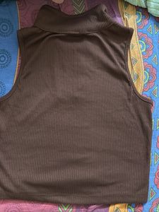 Chic Collared Cropped Top