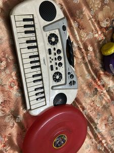 piano and flying disk