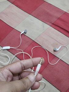 White Wired Earbuds