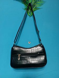 BLACK SLING BAG🌺