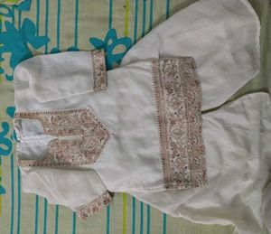 Elegant White Kurta Set with Intricate Embellishme