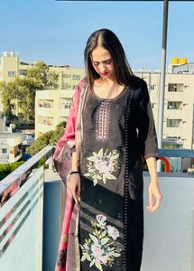 Elegant Black Kurta Set with Floral Embroidery