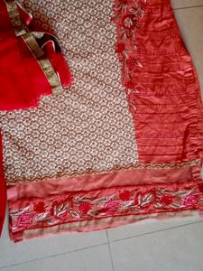 Beautiful Peach And Red Suite Salvar