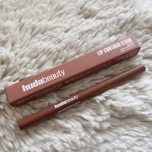 Huda Beauty Lip Contour
