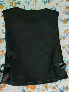 SALE‼️‼️‼️Black Sleeveless Blouse with Buckle Deta