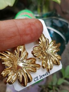 Gold Flower Stud Earrings