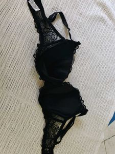 Elegant Black Lace Push-Up Bra