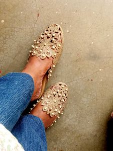 Exquisite Pearl Embellished Flat Sandals
