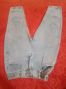 Light Wash Distressed Mom ,4 Jeans sell 🤠