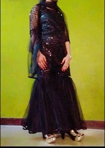bahut Hi pyara black color ka garara suit Lena ho